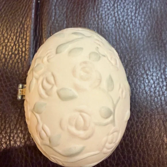 Dept 56 Cream Floral Trinket Box Egg with Snowbaby and bunny - Picture 3 of 8